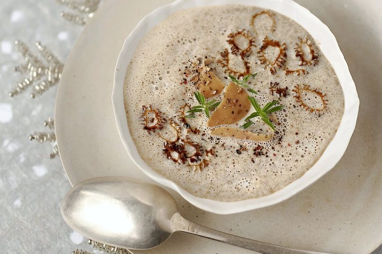 Crème de morilles aux copeaux de foie gras cru