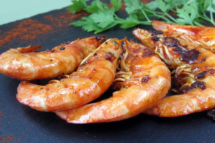 Crevettes royales grillées avec sa sauce aïoli épicée