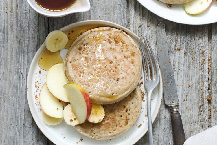 Crumpets vegan pomme, banane et sirop d’érable