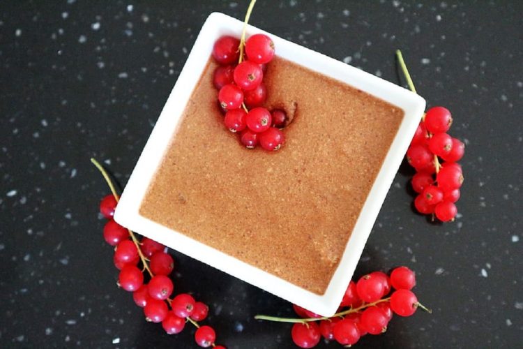 Mousse au chocolat blanc et coulis fruits rouges