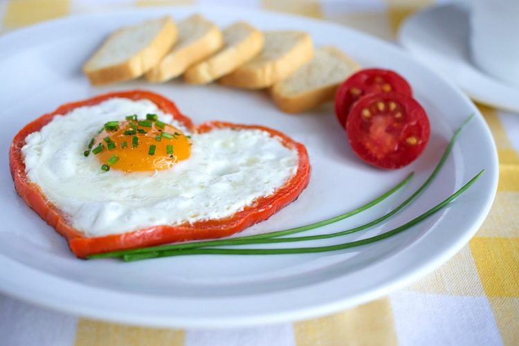 Tomates farcies et oeufs en cocottes