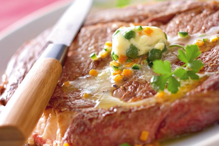 Entrecôte grillée, beurre aux herbes et pommes de terre sous la cendre