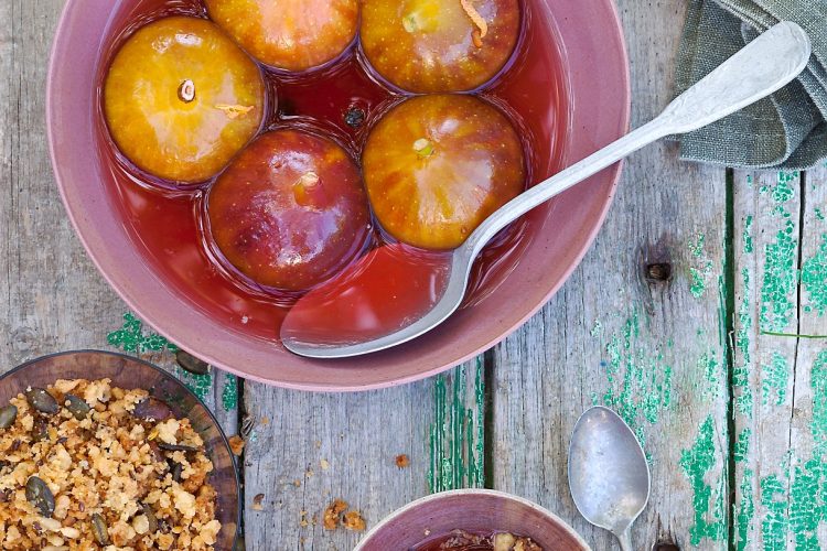 Figues blanches pochées au vin doux et crumble aux graines