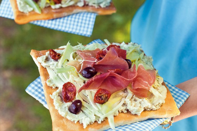 Focaccia à la crème d’artichauts, au fenouil et au speck