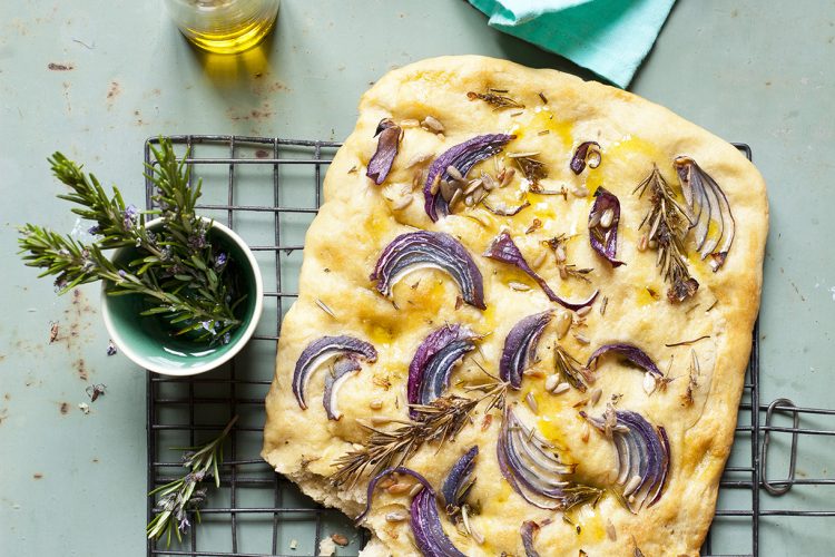 Focaccia aux oignons rouges et au thym