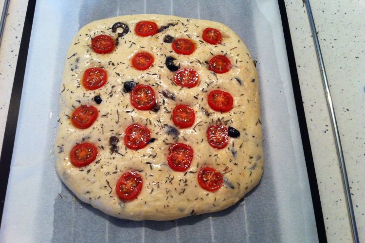 Focaccia olives, tomates et romarin