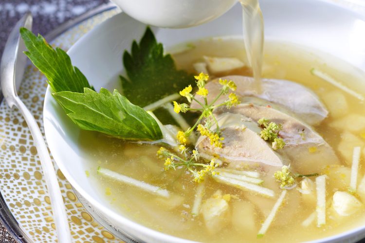 Foie gras poché au bouillon de poule, pommes et céleri