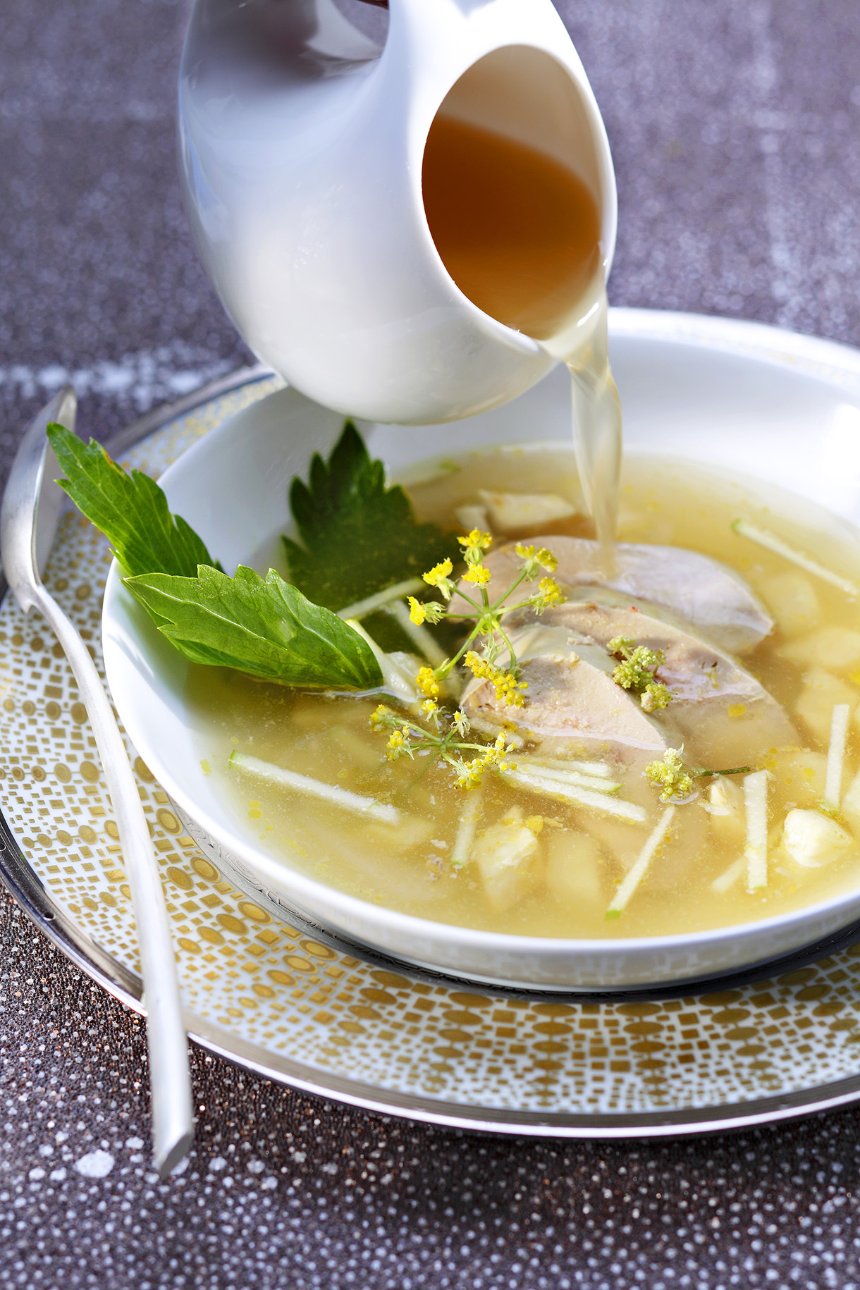 Foie gras poché au bouillon de poule, pommes et céleri Spécial