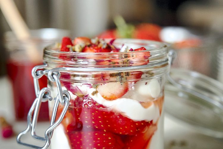 Fraises et sirop à la rose, crumble au pavot, yaourt à la grecque