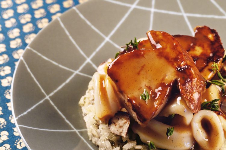 Galette croustillante de riz, encornets et cèpes au jus de viande