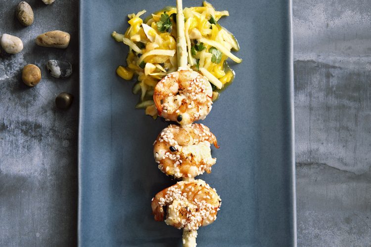 Gambas piquées à la citronnelle, salade de mangue et papaye verte