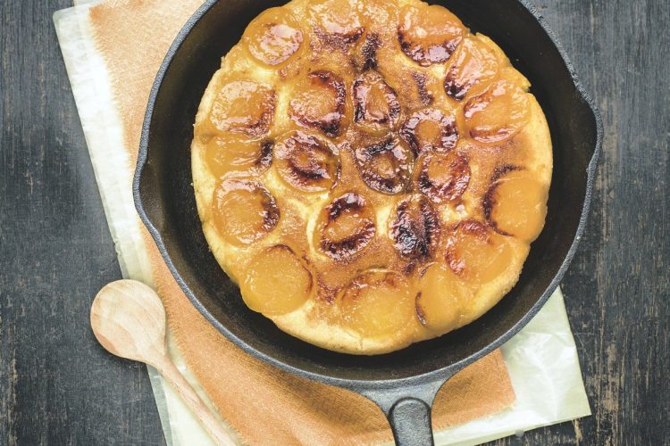 Gâteau à la poêle aux abricots et miel de fleurs