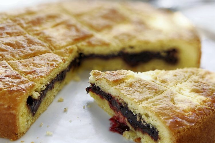 Gâteau basque aux cerises noires