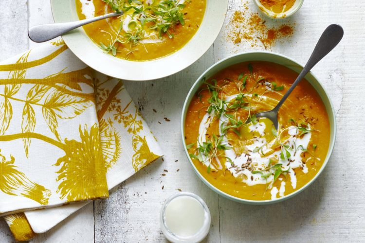 Golden soup carotte-chou-fleur au citron confit, pousses de coriandre