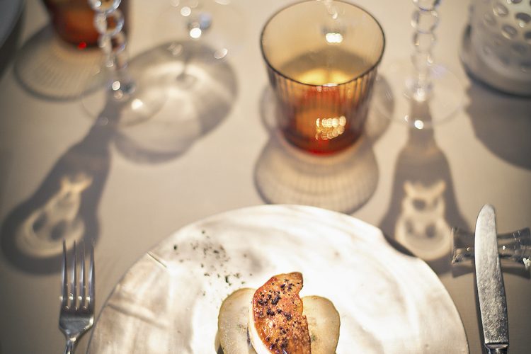 Grillade de foie gras de canard, tombée de jeunes pousses d’épinard et baerewecke