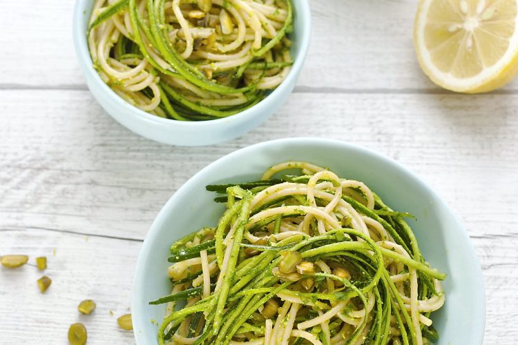 Linguine aux lamelles de courgettes et pesto persil-pistache