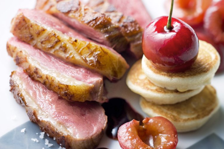 Magret de canard au coulis de cerises