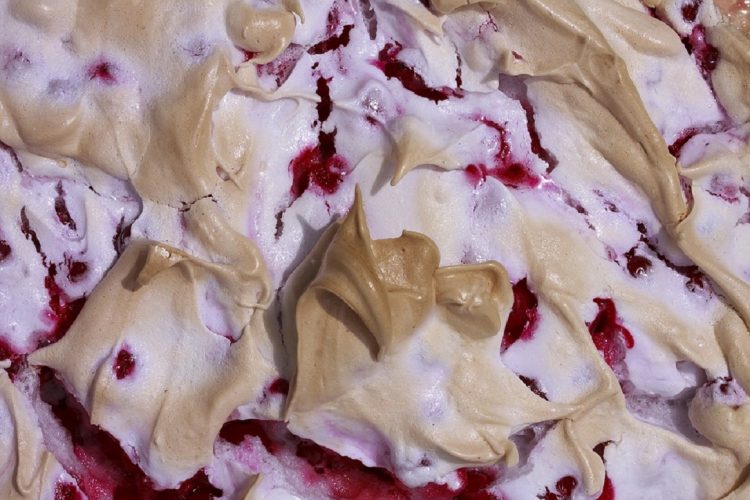 Meringue roulée aux fraises et aux amandes