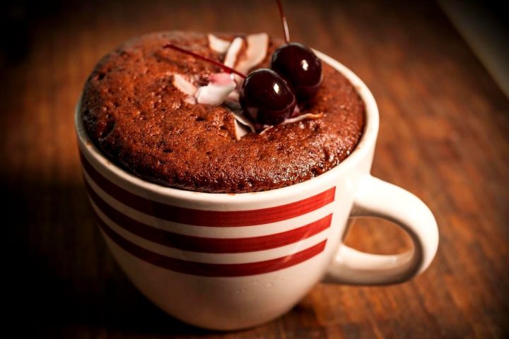 Fondez pour un délicieux mug-cake coulant au chocolat noir, prêt en 2 minutes