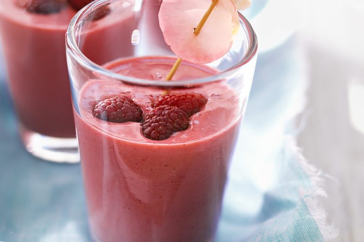 Milk-shake de framboises, brochette litchis et pétales de rose