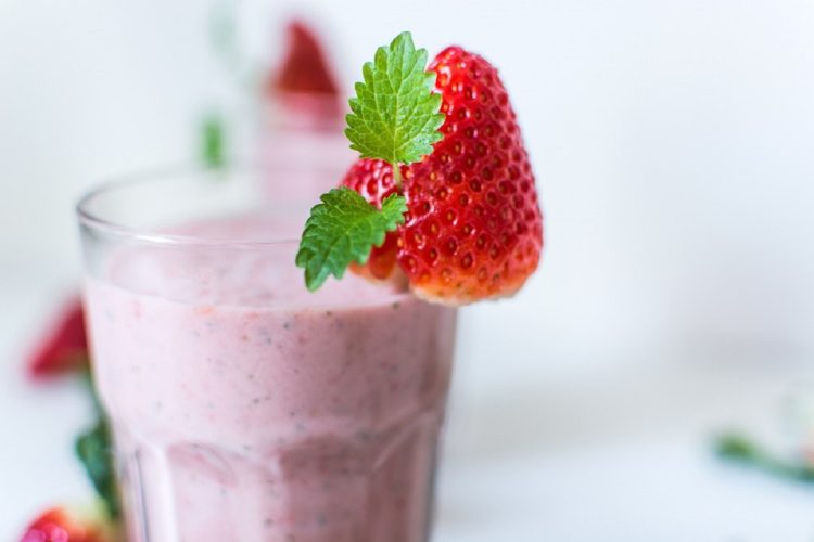 Smoothie aux fraises et yaourt