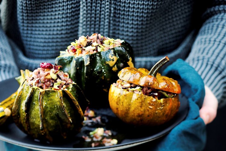 Mini-citrouilles farcies au riz sauvage, choux de Bruxelles et cranberries