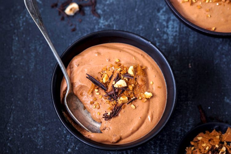 Mousse chocolat-praliné, miettes de crêpes dentelle