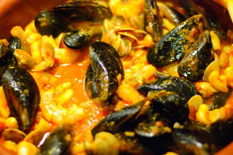 Moules au curry rouge et poireaux