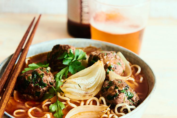 Nouilles chinoises au bouillon épicé et boulettes de bœuf