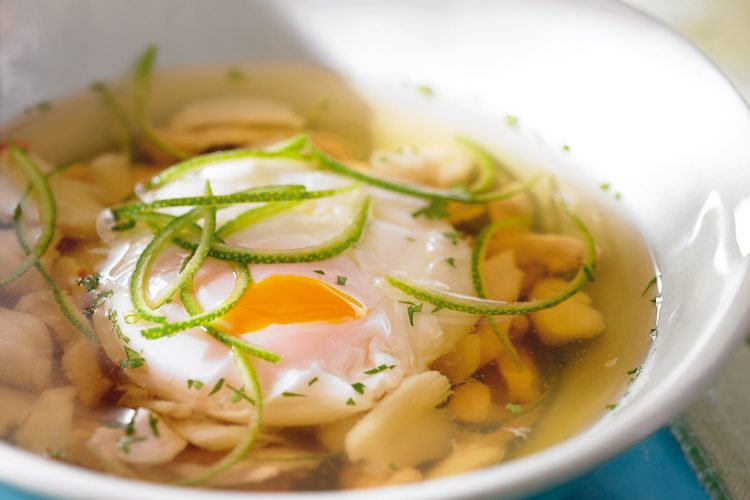 Œufs pochés dans un bouillon de poule à la verveine citronnelle