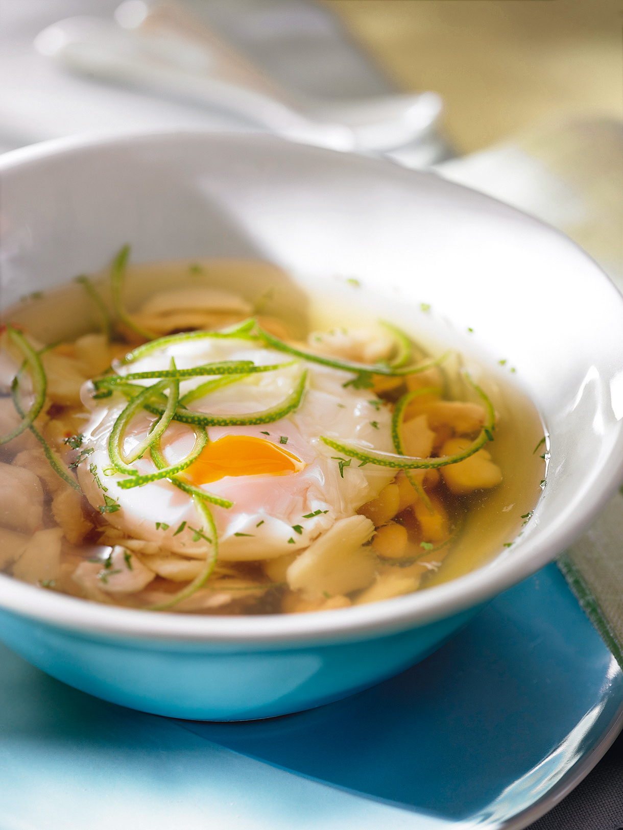 Œufs pochés dans un bouillon de poule à la verveine citronnelle
