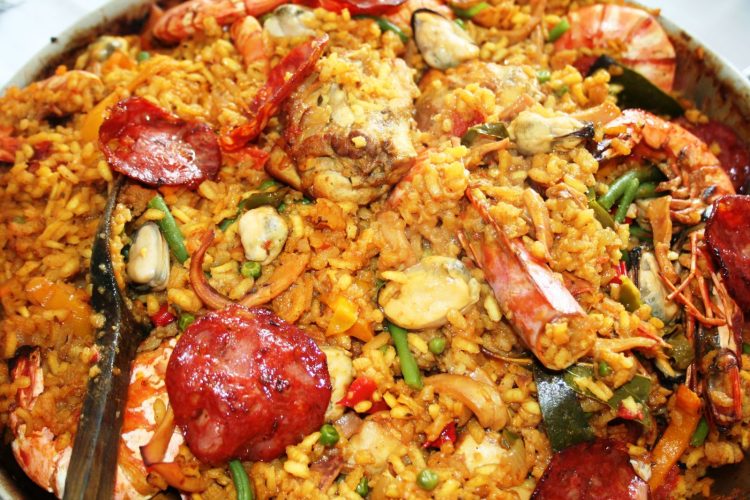 Paella aux gambas, poulet et chorizo