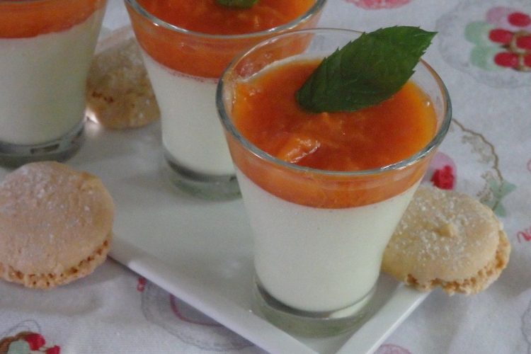 Panna cotta à la fleur d’oranger, compotée d’abricots au romarin