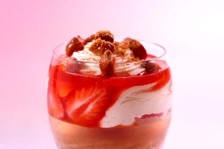 Panna cotta au lait d’amande, compotée de rhubarbe et fraise