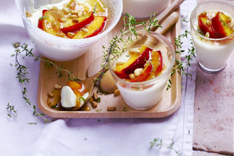 Panna cotta aux brugnons rôtis au miel de thym