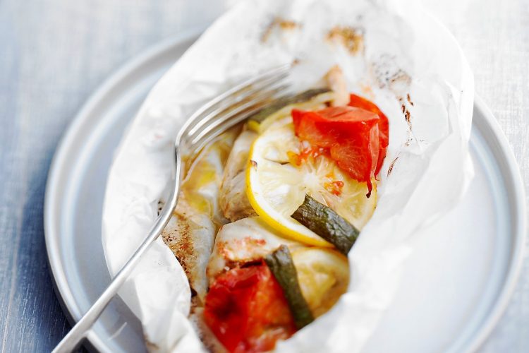 Papillote de poulet aux courgettes, tomates et citron