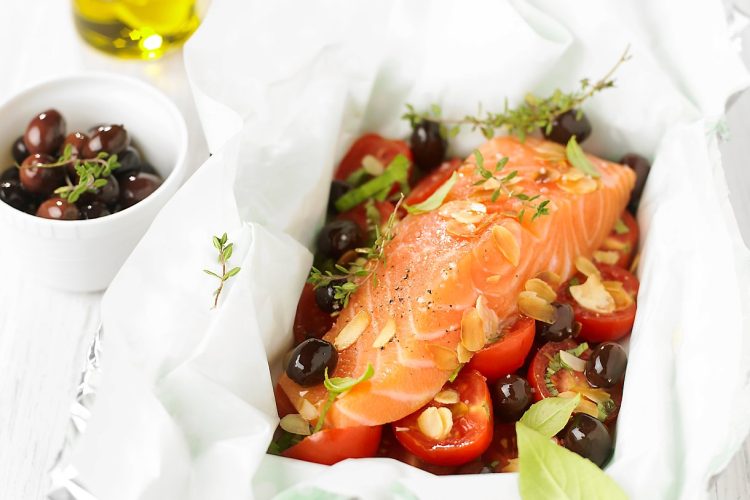 Papillote de saumon, tomates et olives