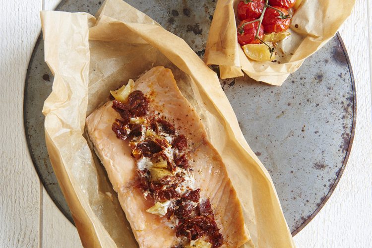 Papillote de saumon aux tomates et citrons confits