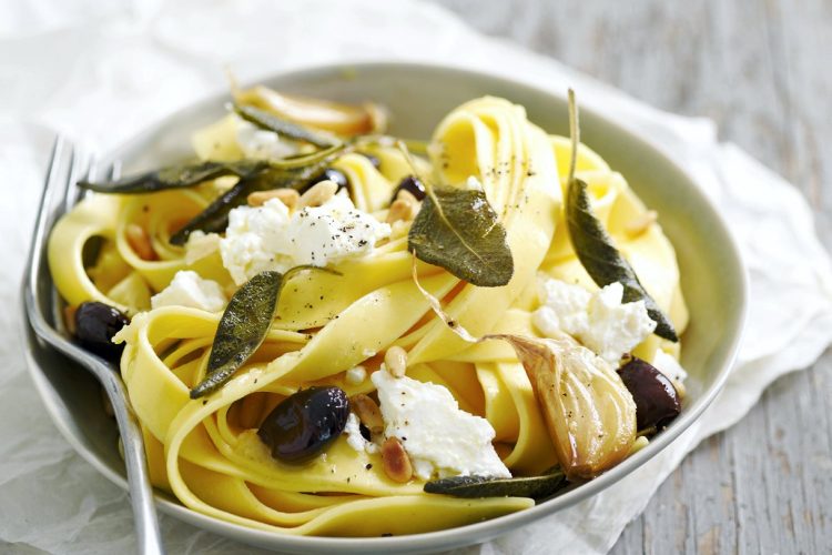 Pappardelles à l’ail, olives, ricotta et sauge