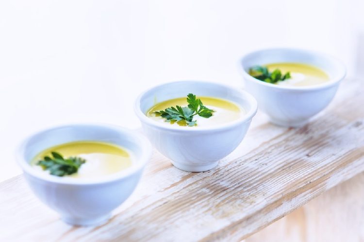 Potage velouté aux pommes de terre et poireaux