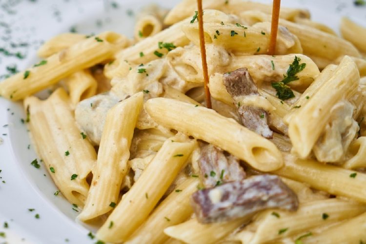 Poêlée de penne au poulet et aux petits légumes