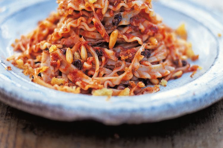 Pâtes aux anchois et aux tomates