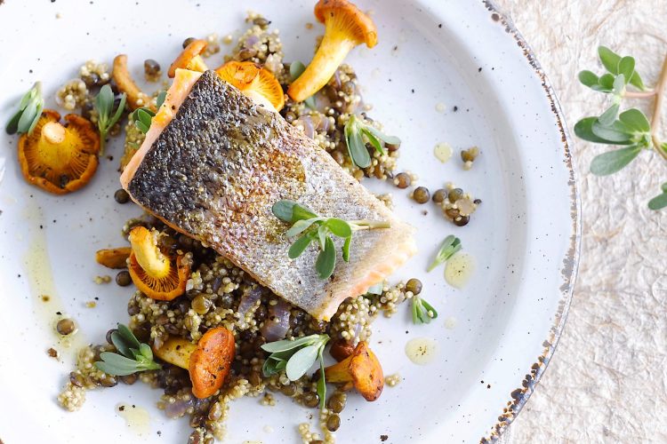 Pavé de saumon, quinoa, lentilles et girolles