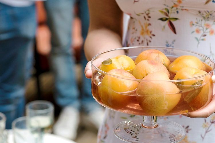 Pêches pochées à la verveine