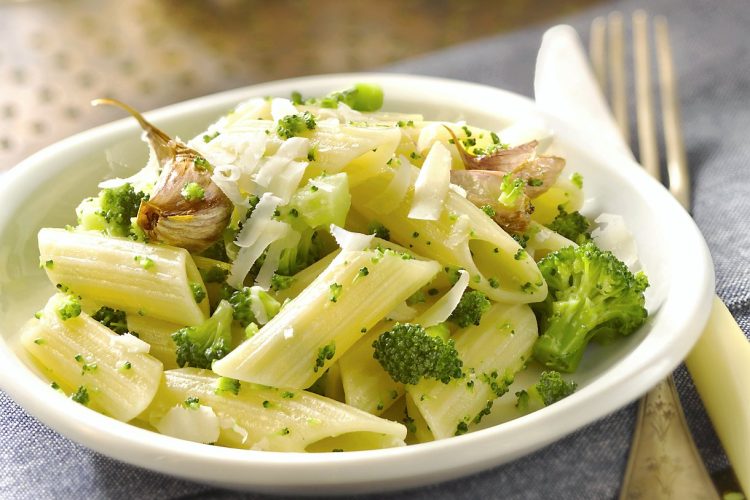 Penne aux brocolis, à l’ail frit et au pecorino