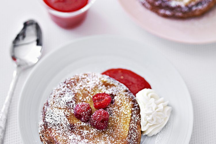 Petits gâteaux de brioche, coulis de fraises