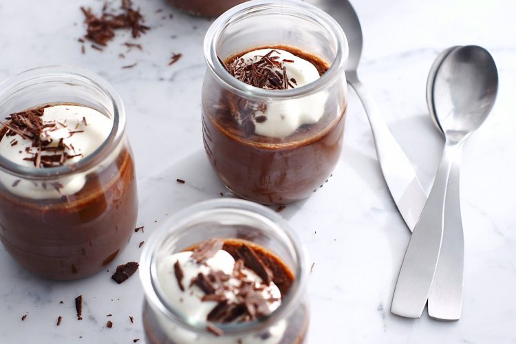 Petits pots de crème au chocolat épicé et crème fouettée