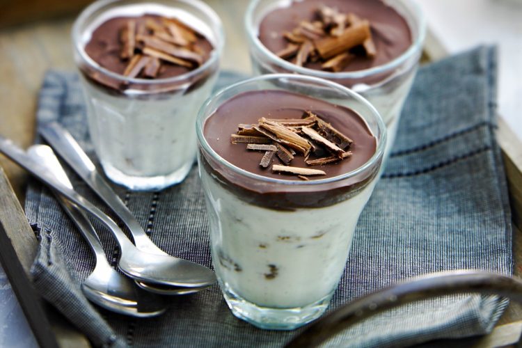 Petits pots de fromage blanc rhum-raisin au chocolat craquant