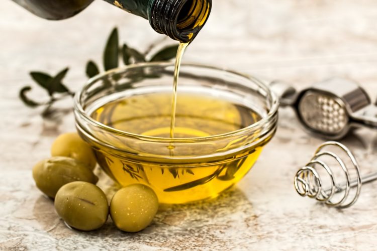 L’huile de chanvre en cuisine : une alliée santé  ? Quels bienfaits ? Explications