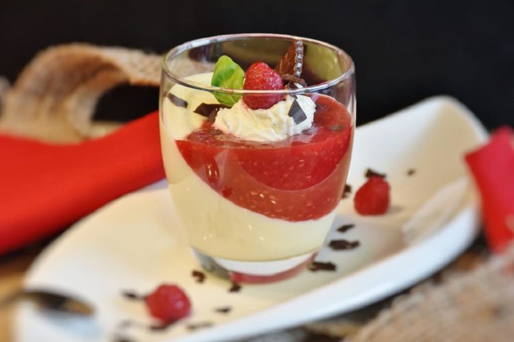 Verrines de fromage blanc aux fraises et fruits rouges